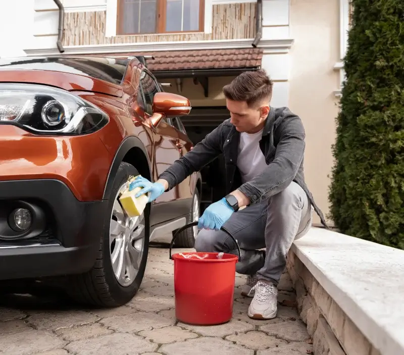Lavage auto à domicile Savignac-Lédrier : professionnel intervenant sur un véhicule